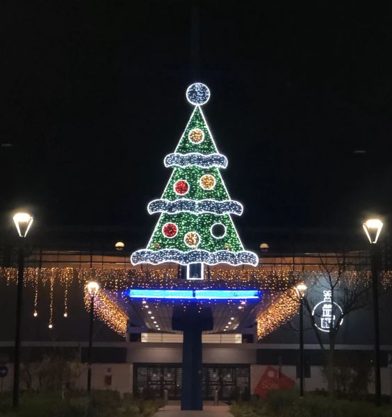 Albero luminoso sulla facciata